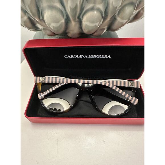 CAROLINA HERRERA SHE892K 5617 COL.0752 140 Tortoise Brown Stripes Sunglasses - Picture 4 of 14